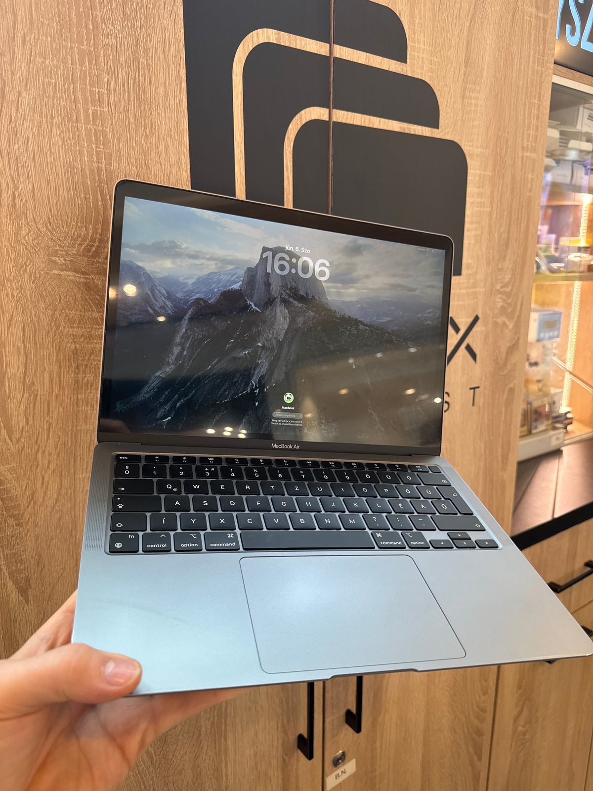 Apple MacBook Air 2020 M1 13' 8/256GB 1 év garancia FRONT CAM OFF